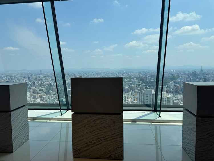 チャペルの新郎新婦が立つ所。見学時は晴天のためとても素敵で良かった。