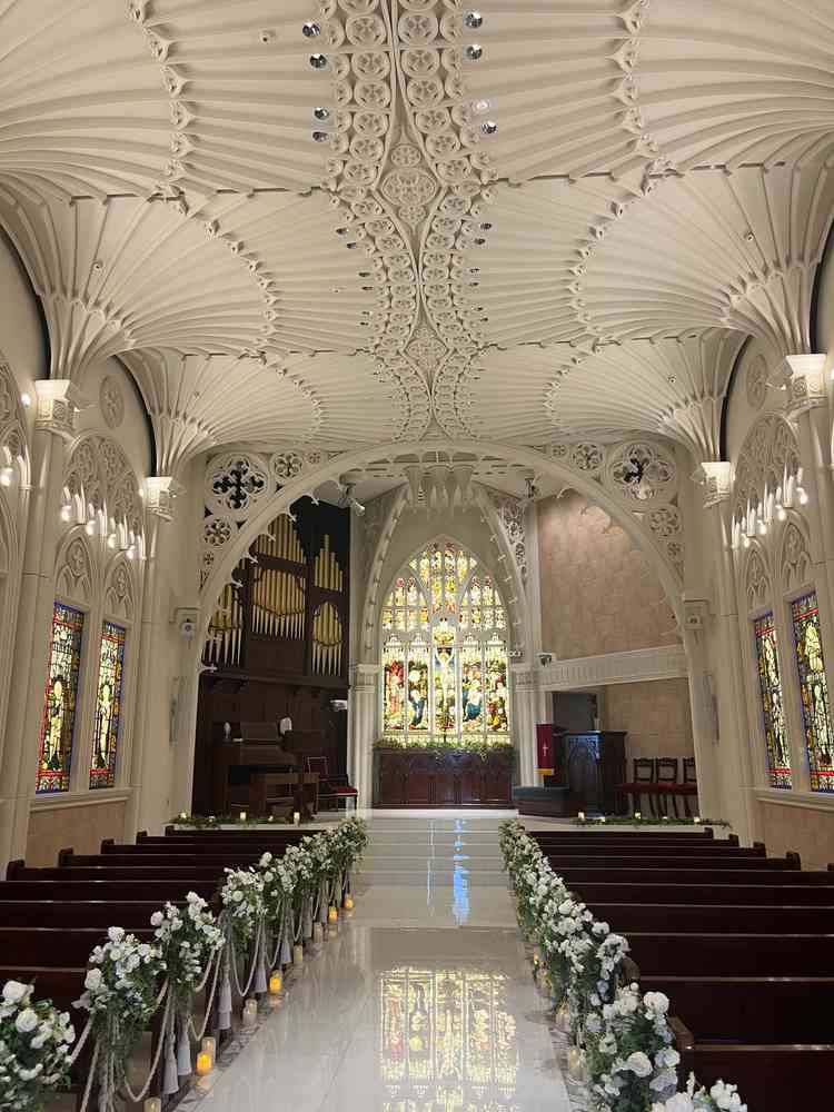 格式あるステンドグラスのチャペルでした。本格的な大聖堂でした。