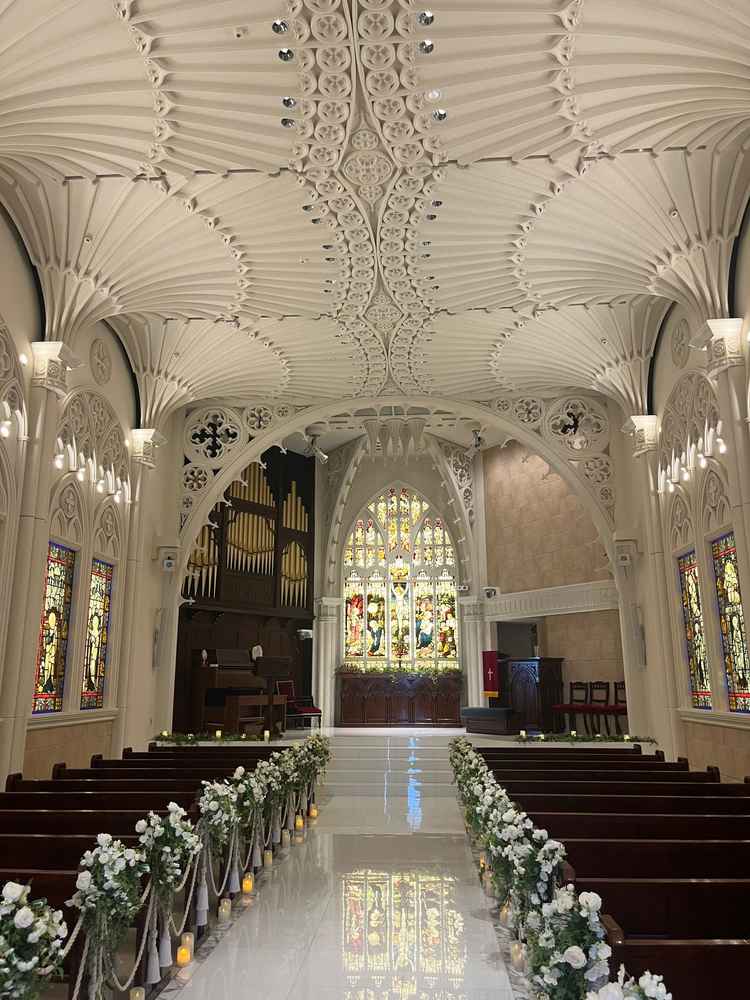 格式あるステンドグラスのチャペルでした。本格的な大聖堂でした。