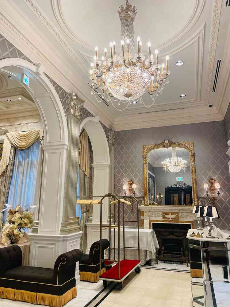 別館の建物の入り口です。天井も高く広々とした印象で素敵でした。