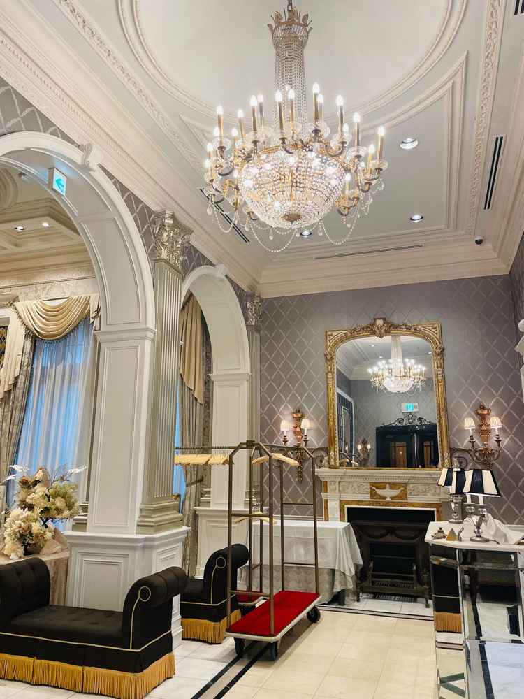 別館の建物の入り口です。天井も高く広々とした印象で素敵でした。