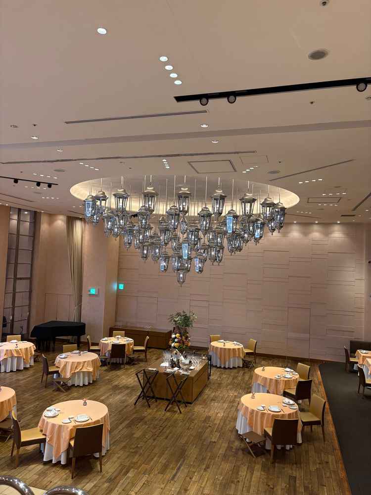 豪華なシャンデリアが綺麗な披露宴会場