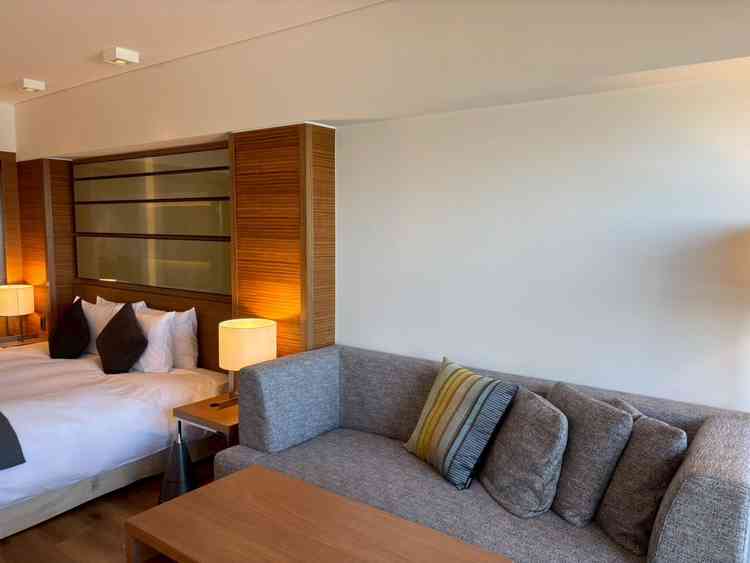 スイートルームでは、新婦の長い準備の中で新郎にはリラックスして一緒に待ってもらえるのがお互い嬉しい。