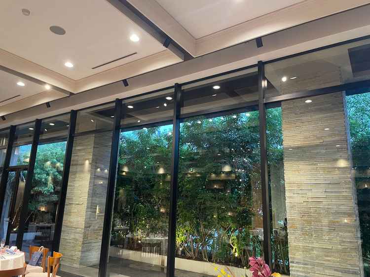 実際の披露宴会場を見せていただきました。窓が広くて開放感抜群！