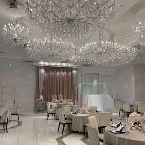 披露宴会場のシャンデリアが写真通りキラキラでした。