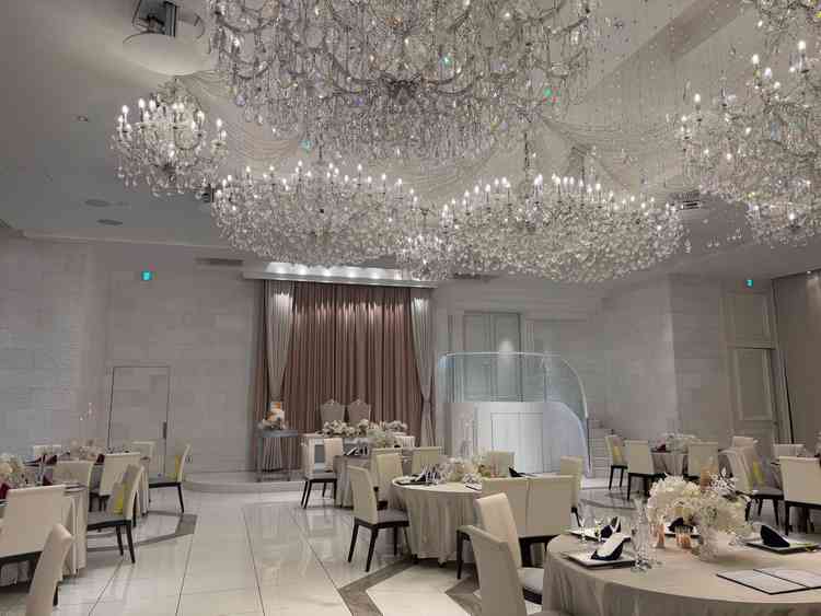 披露宴会場のシャンデリアが写真通りキラキラでした。