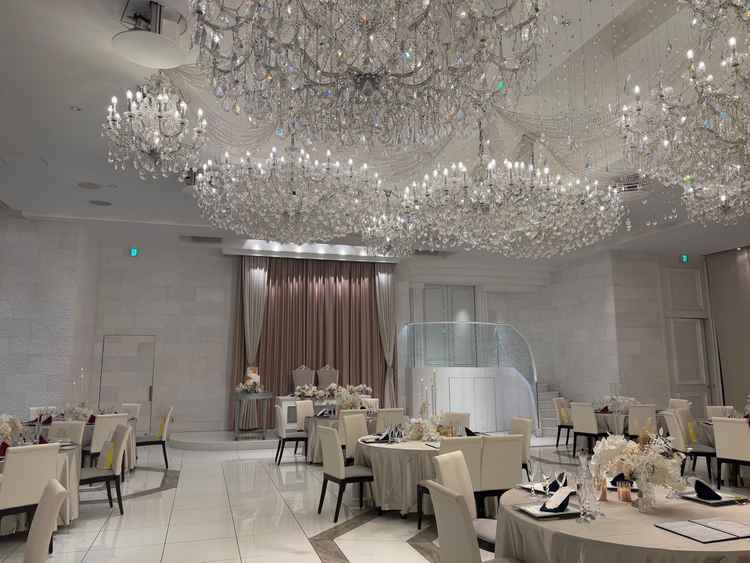 披露宴会場のシャンデリアが写真通りキラキラでした。