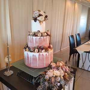 披露宴会場の模擬ケーキの写真です。