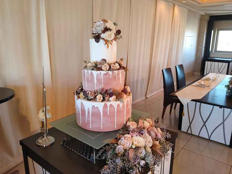 披露宴会場の模擬ケーキの写真です。