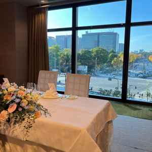 披露宴会場の新郎新婦の席からの外観