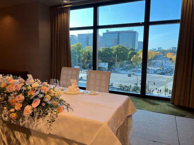 披露宴会場の新郎新婦の席からの外観