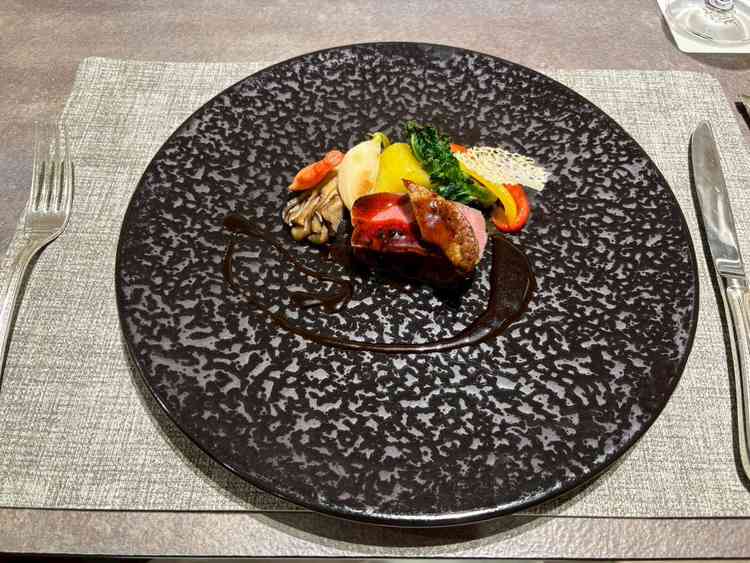 メイン料理。シェフもご挨拶にきてくださりそのおもてなしも素敵でした！