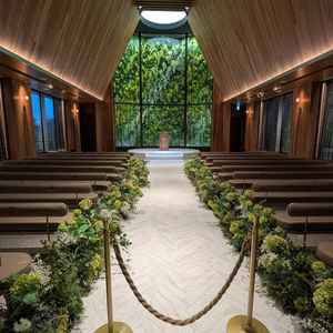 木の温もりが素敵なチャペルです。光の演出も素敵でした。