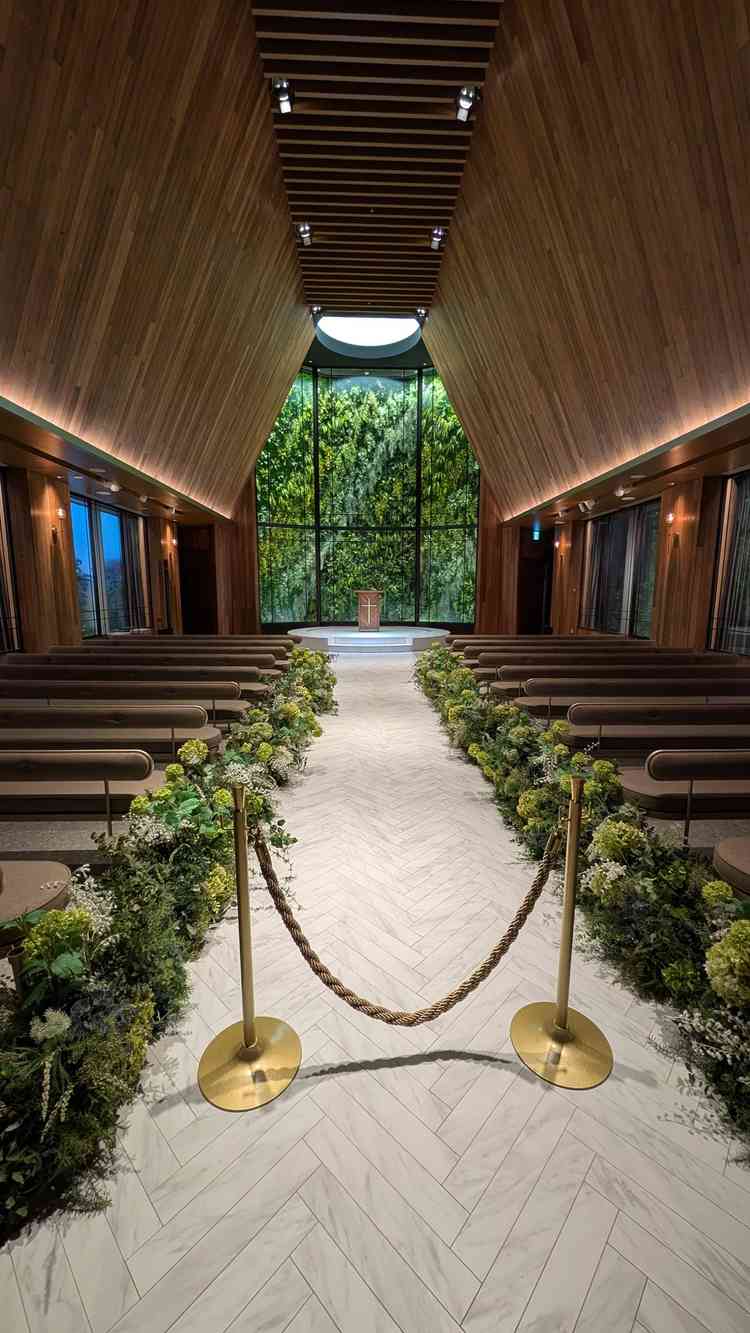 木の温もりが素敵なチャペルです。光の演出も素敵でした。