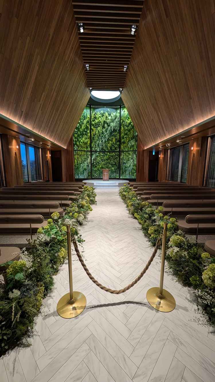 木の温もりが素敵なチャペルです。光の演出も素敵でした。