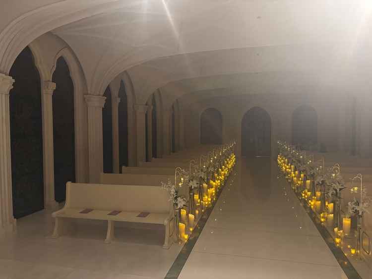 ステンドグラスの色を明るくしたり暗くしたりいろんなシチュエーションができる