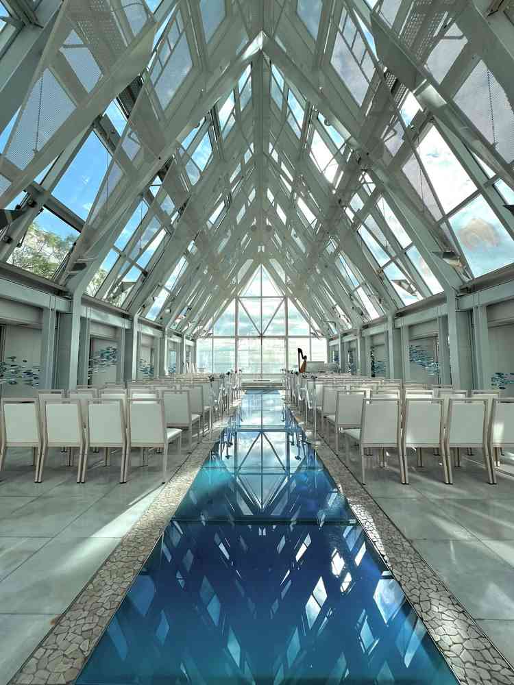 クリスタルチャペル。オーシャンビューや、ガラスのバージンロードの光の反射がとても美しい。