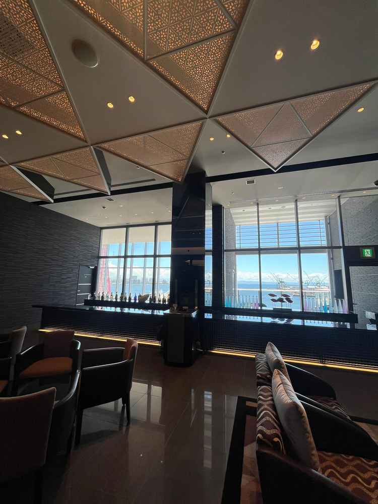 待合室にもバーカウンターがあり、バルコニーからは素敵な景色を一望できます。