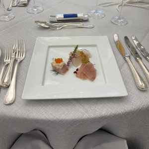 お魚すごく美味しくて、右上のワサビソースが普段は苦手で食べれないが、このソースは美味しかった！