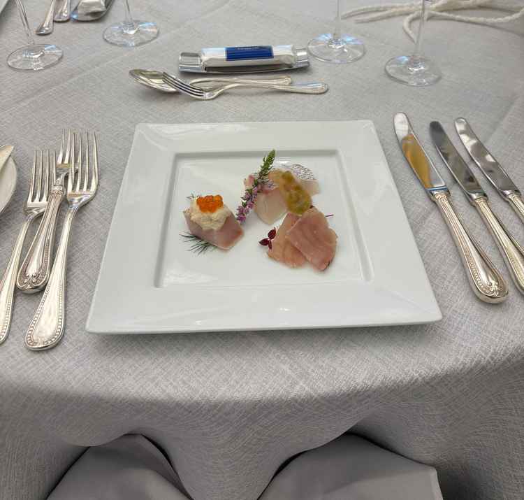 お魚すごく美味しくて、右上のワサビソースが普段は苦手で食べれないが、このソースは美味しかった！