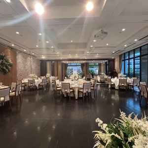 披露宴会場。窓が多く、開放的な印象でした。