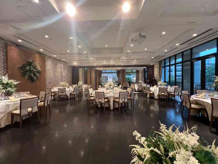 披露宴会場。窓が多く、開放的な印象でした。