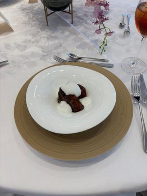 トリュフソースがかかったフォアグラと牛フィレ肉のお料理もとても贅沢でした。