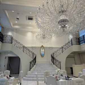 披露宴会場。ダブル階段と大きなシャンデリアが非日常感を演出してました