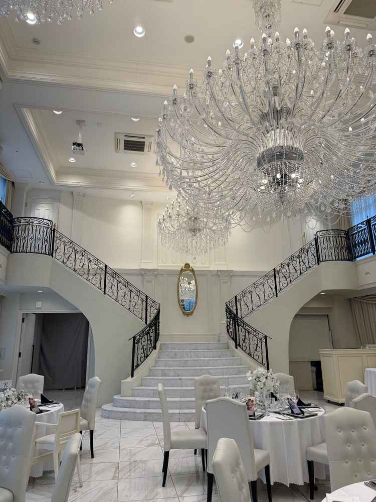 披露宴会場。ダブル階段と大きなシャンデリアが非日常感を演出してました