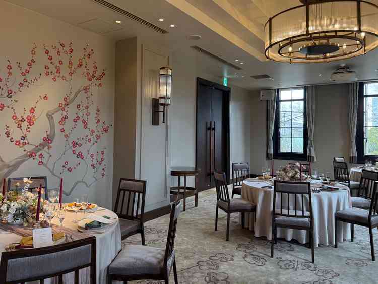 披露宴会場（モニカ）です。スイートより少し大きい会場ということでした。