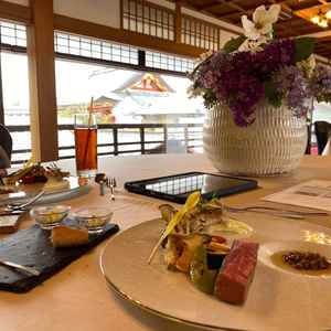料理は賞を取るほどらしく、間違いのない美味しさで安心できました。京都らしい八坂神社の景色も好印象。