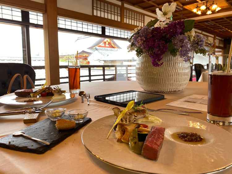 料理は賞を取るほどらしく、間違いのない美味しさで安心できました。京都らしい八坂神社の景色も好印象。