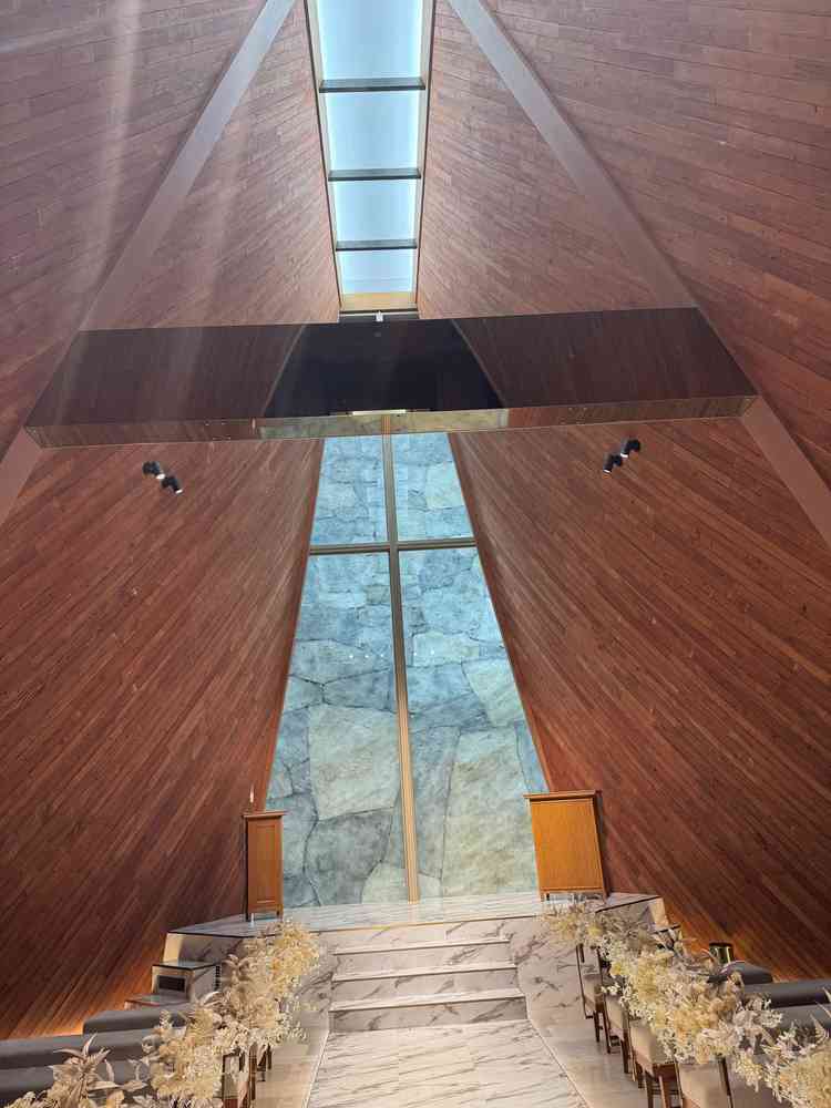 チャペルは写真で見るイメージよりもこじんまりとして感じました。