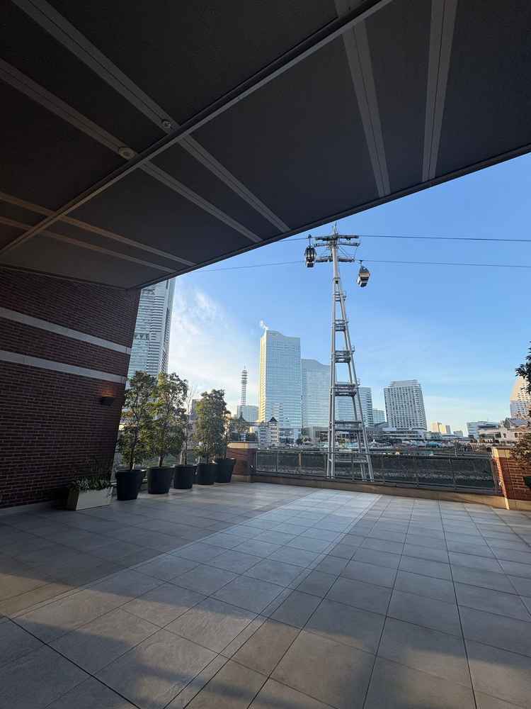 チャペル前のフラワーシャワーを行うテラスの展望からは、みなとみらいで行う意味を感じた。