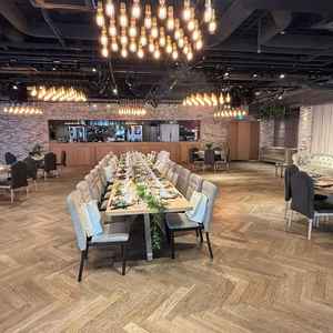 長テーブルでの披露宴会場を見させていただきました。