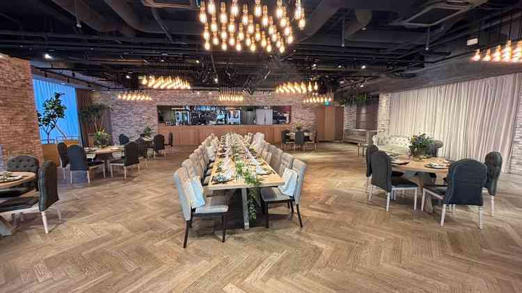 長テーブルでの披露宴会場を見させていただきました。