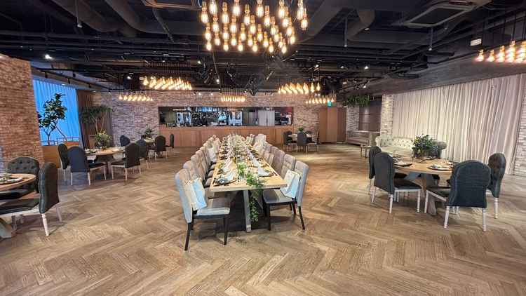 長テーブルでの披露宴会場を見させていただきました。