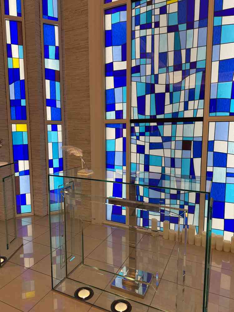 新郎新婦が式場で正面に立った時、背景にステンドグラスが映えるデザインとなっていました