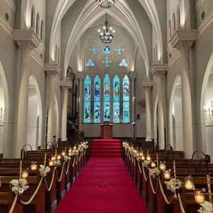 式場は天井が高く、圧迫感がなかったです。自然光で輝くステンドグラスは雨の日でもとても綺麗だそうです。