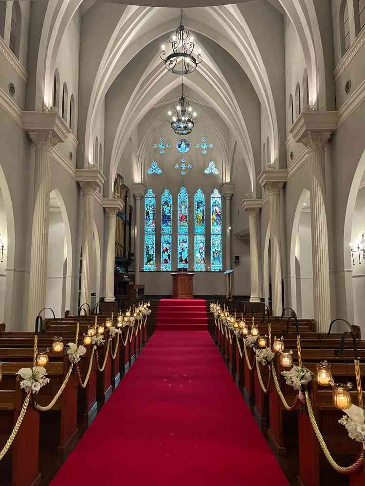 式場は天井が高く、圧迫感がなかったです。自然光で輝くステンドグラスは雨の日でもとても綺麗だそうです。