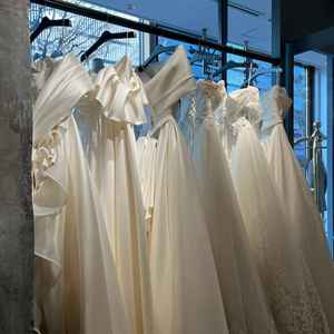 ドレス　階段が印象的な会場のため後ろ姿が素敵なものが人気とのことでした。