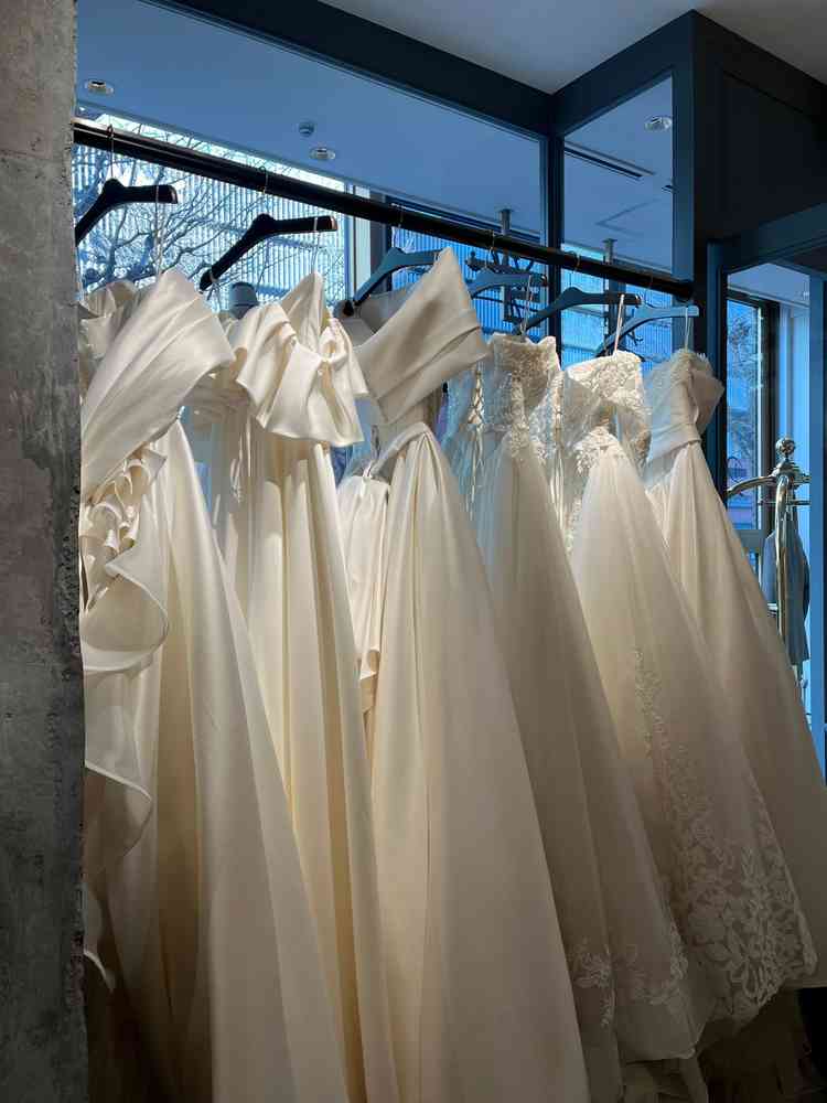 ドレス　階段が印象的な会場のため後ろ姿が素敵なものが人気とのことでした。