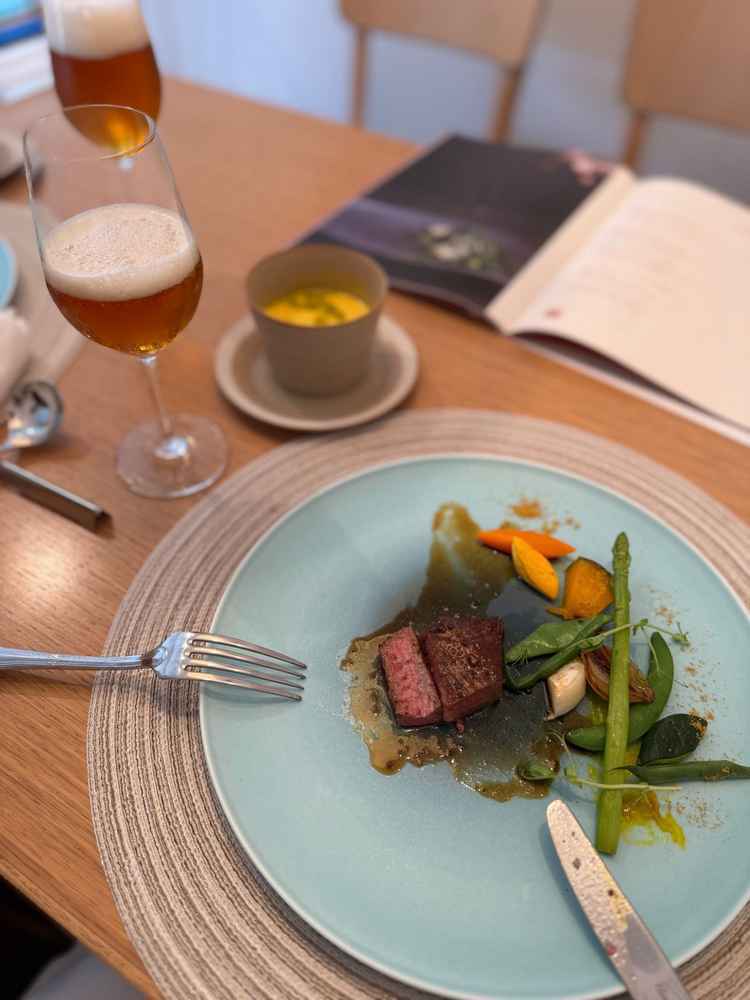 試食会での写真。お肉とカルダモン&オレンジのソースとの相性が非常に良く絶品でした。