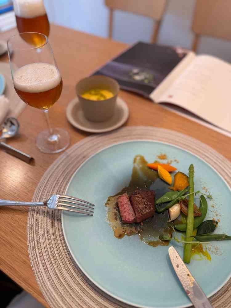 試食会での写真。お肉とカルダモン&オレンジのソースとの相性が非常に良く絶品でした。