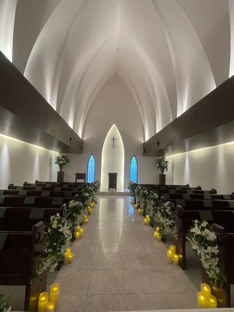 チャペル。白基調で少しナチュラルさもありました。天井がすごく高くアーチ型で理想なチャペルでした。