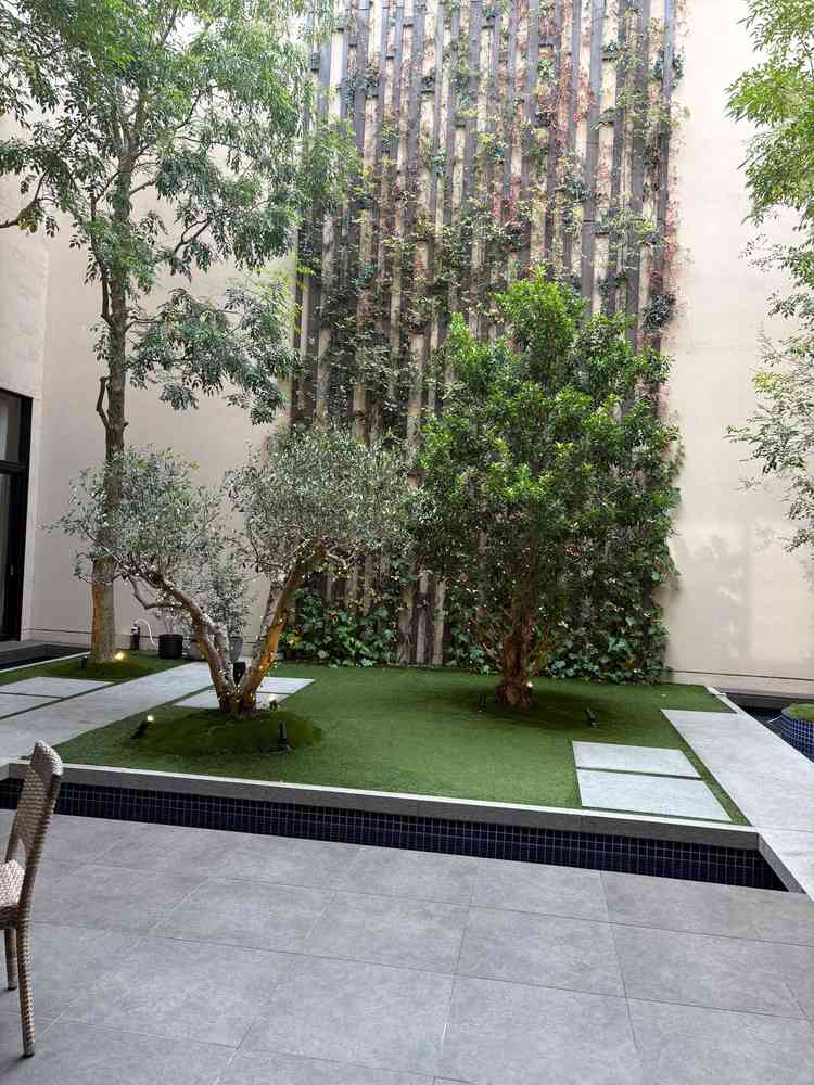 式場に入ってすぐにガーデンがあり自然を感じられる。