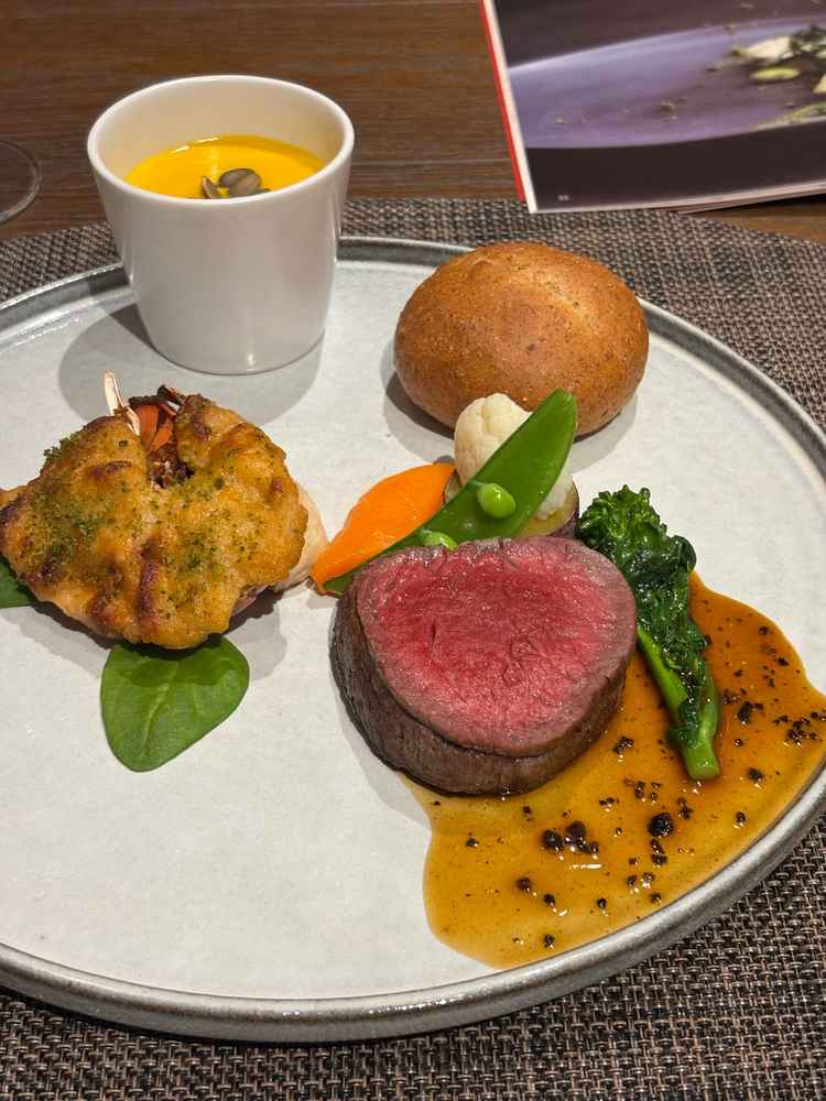 当日のコース料理を一皿にまとめたプレートを試食させてもらいかぼちゃのポタージュが特に美味しかったです