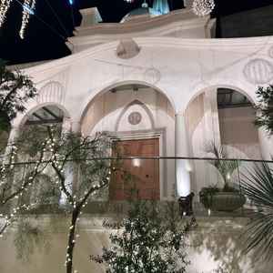 チャペルの外観。出た時には暗くなっていたが、夜のライトアップがとても綺麗。