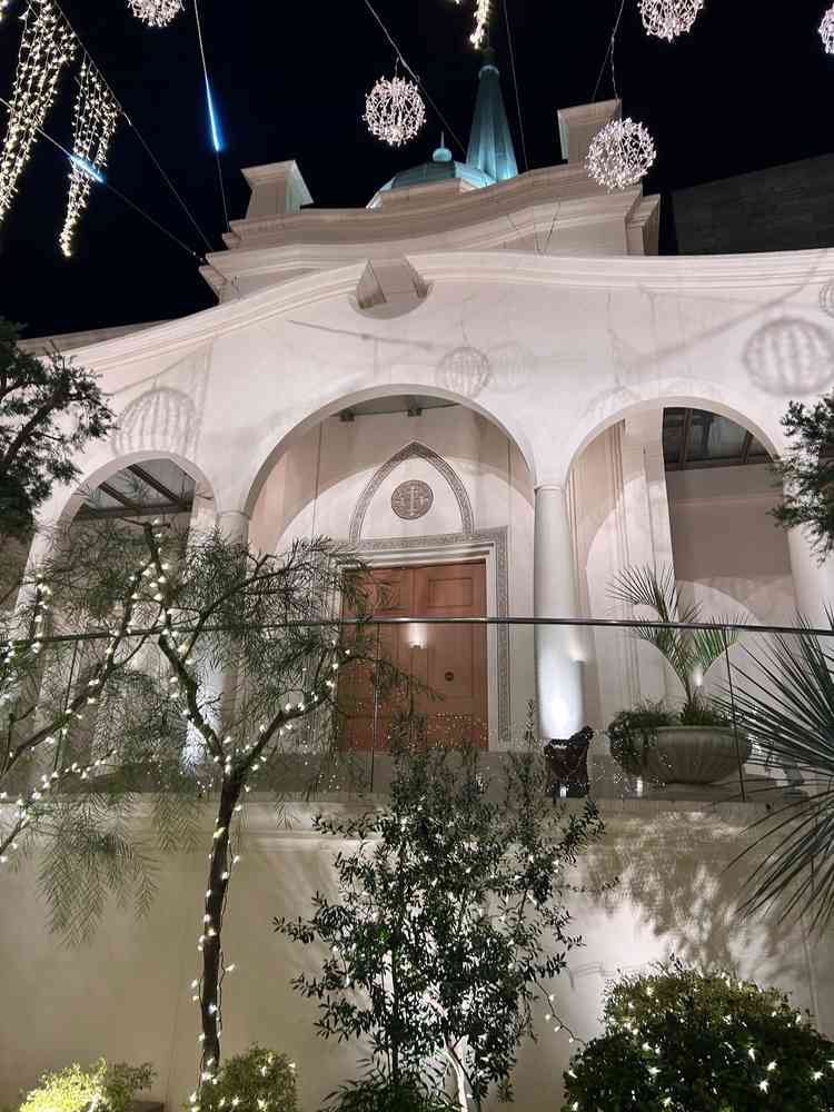 チャペルの外観。出た時には暗くなっていたが、夜のライトアップがとても綺麗。