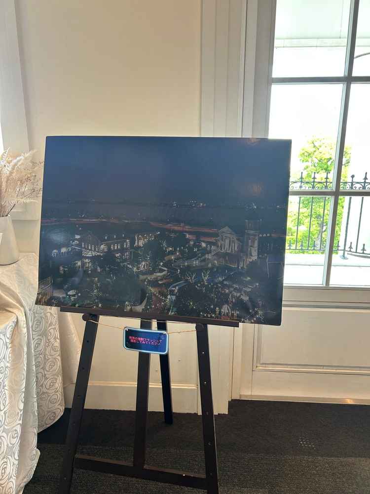 この写真をフラッシュを焚いて撮影すると文字や花火が浮かび上がる仕様になっていて、綺麗でした。